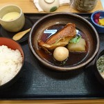 すし屋 銀蔵 - 煮魚定食（860円）