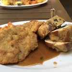 Kutscherschänke - Schweineschnitzel "Wiener Art"とLaugenknödel(別アングル)♪