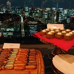 ザ タヴァン グリル＆ラウンジ - 正面の暗いところが皇居