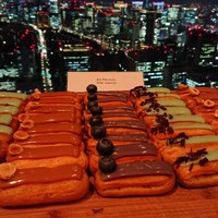 ザ タヴァン グリル＆ラウンジ - エクレアと夜景
                    
                    かなり小さいから色々食べれます