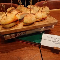 ザ タヴァン グリル＆ラウンジ - 本の上に料理がのっかってる
                    
                    お洒落だが出版社が見たらどんな顔をするのだろう(^_^;)