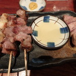 一八 - 左から　ぼんじり、はつもと、かしら、れば各￥120