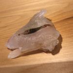 すが弥 - 佐島の九絵。18kgの一週間寝かせ。木の芽と細かく刻んだ塩昆布を挟みます