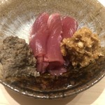 すが弥 - 気仙沼の鰹。左は稚鮎を山椒で炊いてみじん切りした薬味。右は山ワサビと白ネギと鰹節