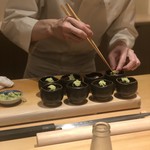 すが弥 - ご飯を入れた器に刻んだ鰻を入れ、大量の山葵をのっけます