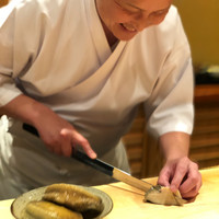 鮨 さかい - 素敵な笑顔&唐津産鮑を斬る