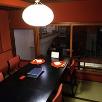 とうふ屋うかい 鷺沼店 - 赤と黒を基調としたインテリア