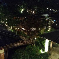とうふ屋うかい 鷺沼店 - 中庭には色んな灯りが!