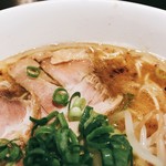 新広島らーめん 麺屋 元就 - 油膜が見えます。