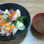 鮨芳 - 料理写真:おまかせ丼　税込800円