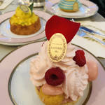 ラデュレ サロン・ド・テ 銀座三越店 - ⚫︎サントノレ・ローズ・フランボワーズ  ラデュレの代表的なケーキ♡パステルピンクなフランボワーズと薔薇の香りがゴージャス！