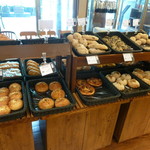 ベーカリー＆テーブル 東府や 足湯カフェ - 美味しそうなパン１