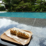 ベーカリー＆テーブル 東府や 足湯カフェ - 足湯でパン