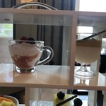 東京ステーションホテル ロビーラウンジ - 上段、桃のティラミスとココナッツのブラマンジェ アプリコットソース