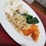 慶州苑 銀座店 - 定食に付く、もやしとほうれん草のナムル、マカロニサラダ、キムチ