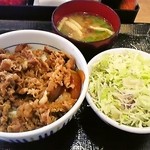なか卯 - 牛丼とサラダ味噌汁セット（410円）