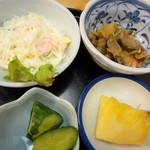 食事処 ときわ - 定食には小鉢やパインまで付きます♪