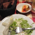 イタリア食堂TOKABO - 取り分け後のパクチーサラダ580円　アミューズはスパニッシュオムレツ310円