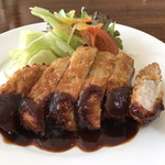 ラ・マルセイユ - トンカツは、結構、肉厚だ