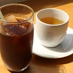 オーガニックカフェ・ラムノ - +300円のランチドリンク。オーガニックコーヒーのアイスとくわの葉茶。