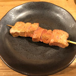 Motsuyaki Goen - ◉れば（肝臓）税別100円　辛くない塩味。表面と内側で火入れのコントラストある焼き加減で、プリサク食感の串