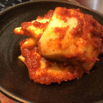 炭火焼ホルモン ぐう 日本橋 - 浅漬けキムチ
