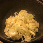 炭火焼ホルモン ぐう 日本橋 - 無料のネギ