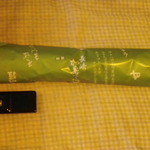 Hoju Dou - 紙の包装に包まれた抹茶ロールかすていら