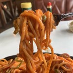 リバーストーン - 「ナポリタン」「大盛」麺リフト。極太「スパゲットーニ」を、今風の「al dente」で提供するのではなく、茹でて一晩寝かせてもっちり感を出す、茹で置きと言う手法を用いている。