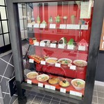 しんすい園 - ガラスケース。
ソフトクリーム、かき氷、タコヤキ、ラーメン、チャーハン。
本当にお茶屋さんだろうか？ 笑
