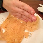 ビストロ　カメレオン - チーズせんべい（手刀チョップ）