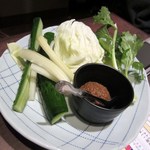 Takenoya - 付け出しは肉味噌野菜、私は生のキュウリは苦手なんでパスさせていただきました。