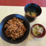 ステーキハウス 秀 - ガーリックライス、お味噌汁、香の物　2019.7