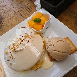 Rex Cafe - マカダミアナッツソースパンケーキ