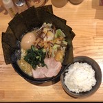 横横家 - ★★★★½ 塩とんこつラーメン（並、ふつう・ふつう・ふつう）、800円。野菜畑、のり、味付玉子、ライス。