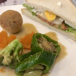 ヘラディワ - 野菜&たまごサンドとベジタブルチョプスィ