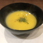 冷製ポタージュのようなバターナッツのすり流しには、香ばしい穴子の骨が入っていましたよ