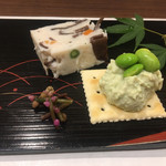 穴子の真薯と枝豆のカナッペ、手前の小さな花はツルムラサキ。とても酒に合う料理たちでした。素材の香りが立ってますよ