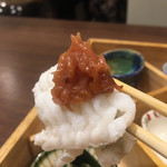 あなごと日本酒 なかむら - 湯引きには鉄板の梅肉、ネットリと美味さを感じます、酒が進むなぁ～