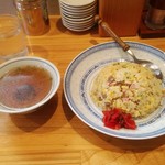 ラーメン　ますみ - 焼めし、付いてくるスープ