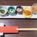 Ginzaamakusaaoyamagaien - "前菜：鶏皮ポン酢、きんぴら、湯葉、豆腐の青のりのせ、野沢菜の和え物"