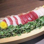 Ginzaamakusaaoyamagaien - "馬刺し3種と鶏刺し5種盛り合わせ"