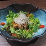 Ginzaamakusaaoyamagaien - "サラダ（鶏そぼろのせ）　自家製ゴマドレッシング"