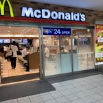 マクドナルド - 2019/07 京王多摩センター駅の改札を出て、まっすぐ歩いて階段を１階に下りると左前にあるマクドナルド 京王多摩センター店