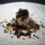 エクアトゥール - 和牛ザブトンと白海老のタルタル　米とイカ墨のピュレ　キャビア　島海苔　菊花　穂紫蘇