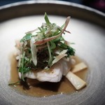 エクアトゥール - ハタのヴァプール　自家製メンマ　豆鼓　ヒュメ・ド・ポワソンとポン酢　茗荷　九条葱