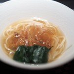 エクアトゥール - 温製麺　フカヒレ　ほうれん草　実山椒