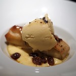 エクアトゥール - ブルーチーズのパートフィロ包み　アングレーズソース　ハチミツとトリュフのアイス　ラム酒風味