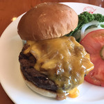 112476434 - パティにたっぷりチーズがかかったバーガーです。