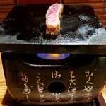 牛かつもと村 - 一枚ずつ焼いていただきます。